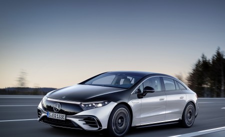 2022 Mercedes-Benz EQS 580 4MATIC AMG-Line Edition 1 (Color: High-Tech Silver Obsidian Black) Front Three-Quarter Wallpapers 450x275 (4)