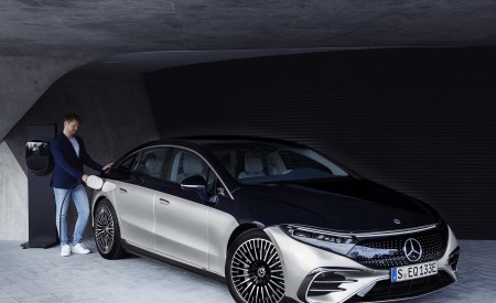 2022 Mercedes-Benz EQS 580 4MATIC AMG-Line Edition 1 (Color: High-Tech Silver Obsidian Black) Front Three-Quarter Wallpapers 450x275 (26)