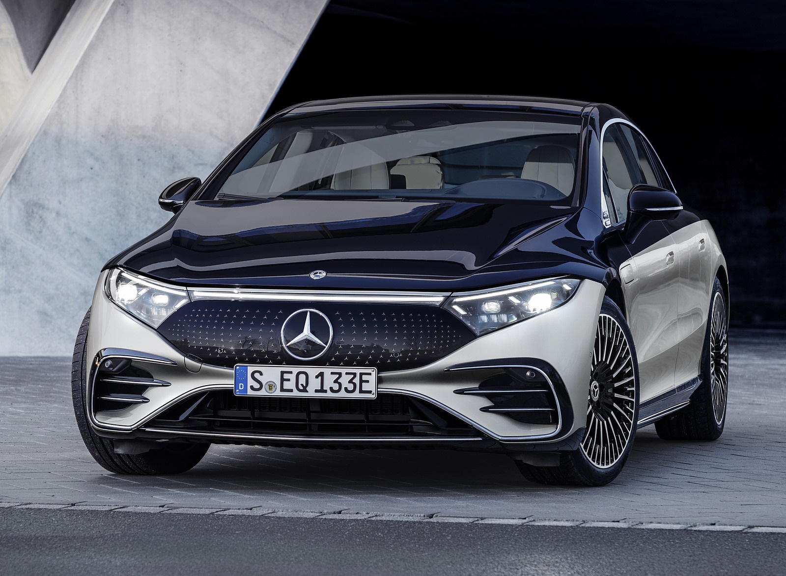 2022 Mercedes-Benz EQS 580 4MATIC AMG-Line Edition 1 (Color: High-Tech Silver Obsidian Black) Front Wallpapers #20 of 142