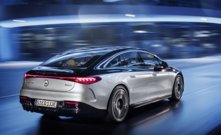 2022 Mercedes-Benz EQS 580 4MATIC AMG-Line Edition 1 (Color: High-Tech Silver Obsidian Black) Rear Three-Quarter Wallpapers 450x275 (15)