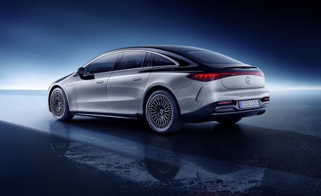 2022 Mercedes-Benz EQS 580 4MATIC AMG-Line Edition 1 (Color: High-Tech Silver Obsidian Black) Rear Three-Quarter Wallpapers 450x275 (34)