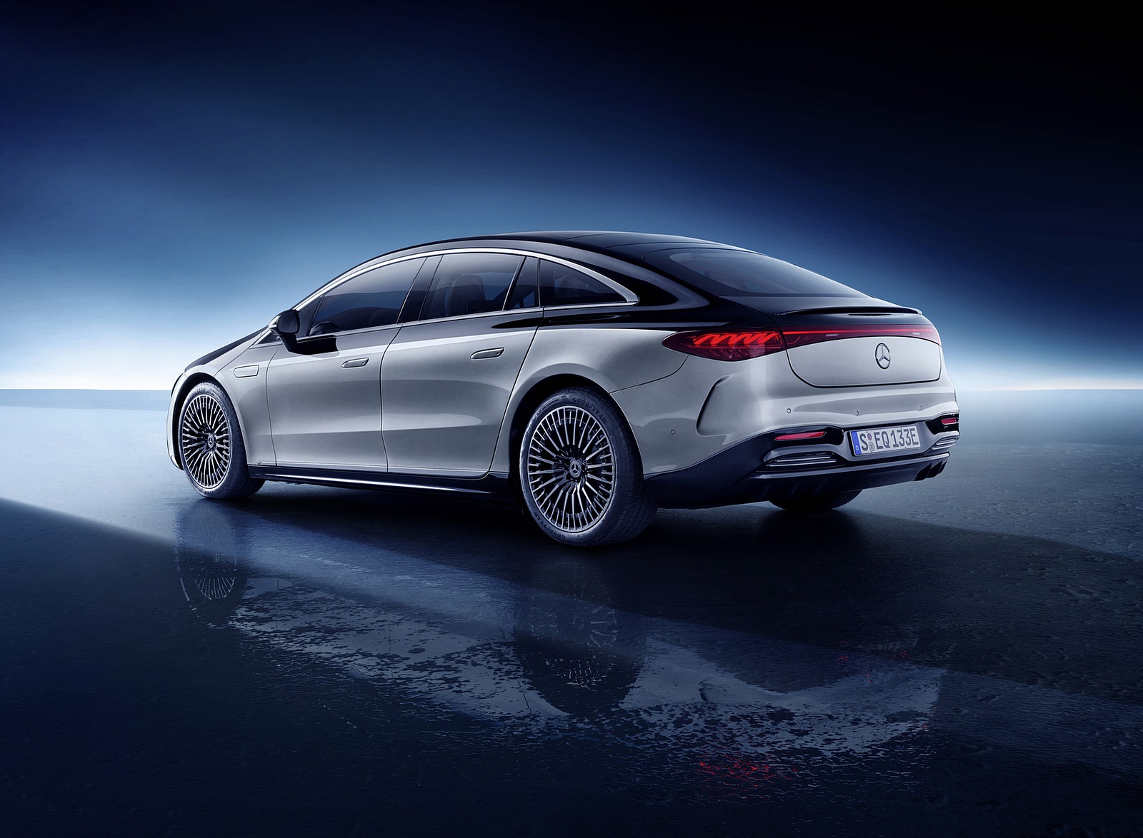 2022 Mercedes-Benz EQS 580 4MATIC AMG-Line Edition 1 (Color: High-Tech Silver Obsidian Black) Rear Three-Quarter Wallpapers #34 of 142