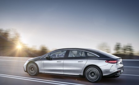 2022 Mercedes-Benz EQS 580 4MATIC AMG-Line Edition 1 (Color: High-Tech Silver Obsidian Black) Side Wallpapers 450x275 (6)