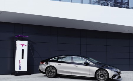 2022 Mercedes-Benz EQS 580 4MATIC AMG-Line Edition 1 (Color: High-Tech Silver Obsidian Black) Side Wallpapers 450x275 (30)