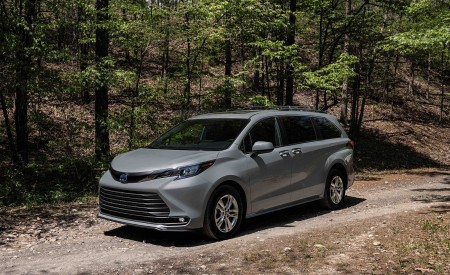 2022 Toyota Sienna Woodland Special Edition Front Three-Quarter Wallpapers 450x275 (9)