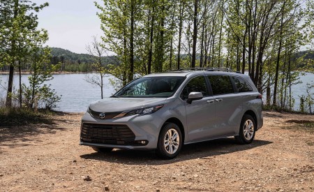 2022 Toyota Sienna Woodland Special Edition Front Three-Quarter Wallpapers 450x275 (2)