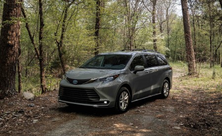 2022 Toyota Sienna Woodland Special Edition Front Three-Quarter Wallpapers 450x275 (10)