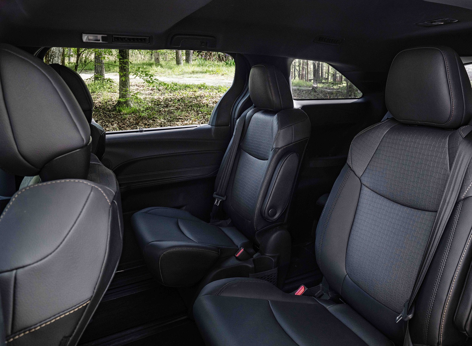 2022 Toyota Sienna Woodland Special Edition Interior Rear Seats Wallpapers #20 of 22