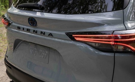2022 Toyota Sienna Woodland Special Edition Tail Light Wallpapers 450x275 (12)