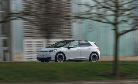 2022 Volkswagen ID.3 Tour Pro S (UK-Spec) Front Three-Quarter Wallpapers 450x275 (15)