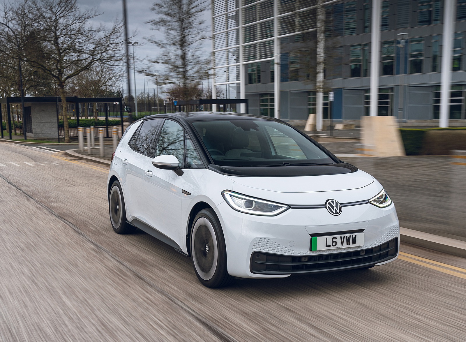 2022 Volkswagen ID.3 Tour Pro S (UK-Spec) Front Three-Quarter Wallpapers (1)