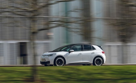 2022 Volkswagen ID.3 Tour Pro S (UK-Spec) Front Three-Quarter Wallpapers 450x275 (16)