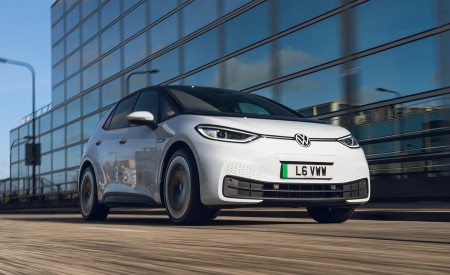 2022 Volkswagen ID.3 Tour Pro S (UK-Spec) Front Three-Quarter Wallpapers 450x275 (7)