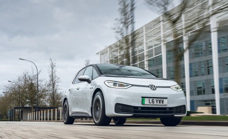 2022 Volkswagen ID.3 Tour Pro S (UK-Spec) Front Three-Quarter Wallpapers 450x275 (5)