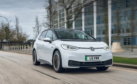 2022 Volkswagen ID.3 Tour Pro S (UK-Spec) Front Three-Quarter Wallpapers 450x275 (4)