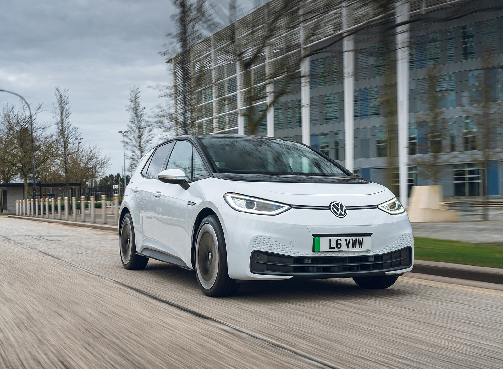 2022 Volkswagen ID.3 Tour Pro S (UK-Spec) Front Three-Quarter Wallpapers (4)