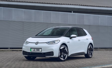 2022 Volkswagen ID.3 Tour Pro S (UK-Spec) Front Three-Quarter Wallpapers 450x275 (33)
