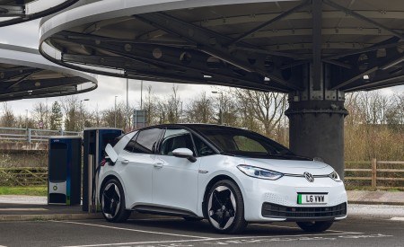 2022 Volkswagen ID.3 Tour Pro S (UK-Spec) Front Three-Quarter Wallpapers 450x275 (23)