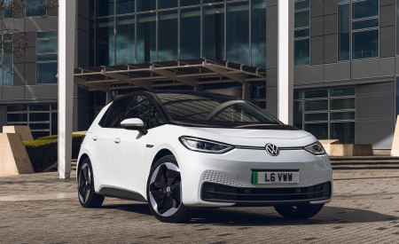 2022 Volkswagen ID.3 Tour Pro S (UK-Spec) Front Three-Quarter Wallpapers 450x275 (18)