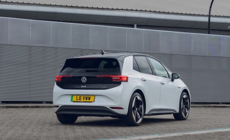 2022 Volkswagen ID.3 Tour Pro S (UK-Spec) Rear Three-Quarter Wallpapers 450x275 (39)