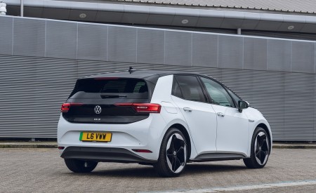 2022 Volkswagen ID.3 Tour Pro S (UK-Spec) Rear Three-Quarter Wallpapers 450x275 (40)
