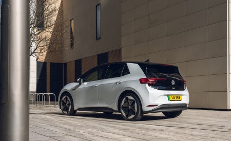 2022 Volkswagen ID.3 Tour Pro S (UK-Spec) Rear Three-Quarter Wallpapers 450x275 (29)