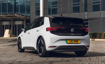2022 Volkswagen ID.3 Tour Pro S (UK-Spec) Rear Three-Quarter Wallpapers 450x275 (19)