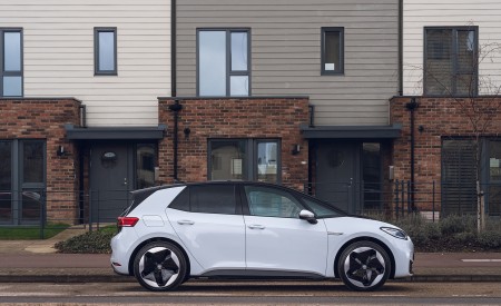 2022 Volkswagen ID.3 Tour Pro S (UK-Spec) Side Wallpapers 450x275 (31)