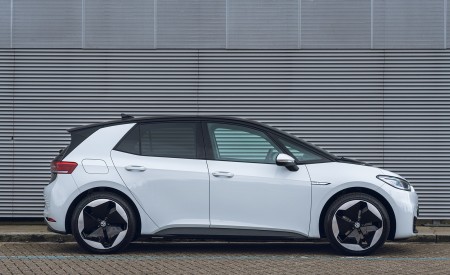 2022 Volkswagen ID.3 Tour Pro S (UK-Spec) Side Wallpapers 450x275 (43)