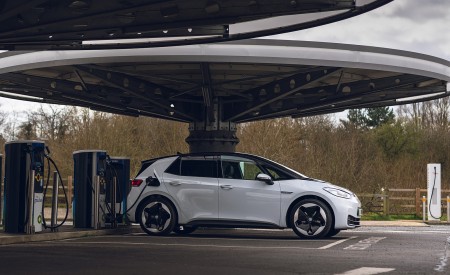 2022 Volkswagen ID.3 Tour Pro S (UK-Spec) Side Wallpapers 450x275 (27)