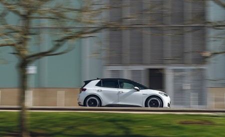 2022 Volkswagen ID.3 Tour Pro S (UK-Spec) Side Wallpapers 450x275 (17)