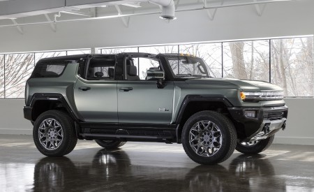 2024 GMC HUMMER EV SUV Front Three-Quarter Wallpapers 450x275 (24)