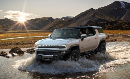2024 GMC HUMMER EV SUV Front Three-Quarter Wallpapers 450x275 (18)