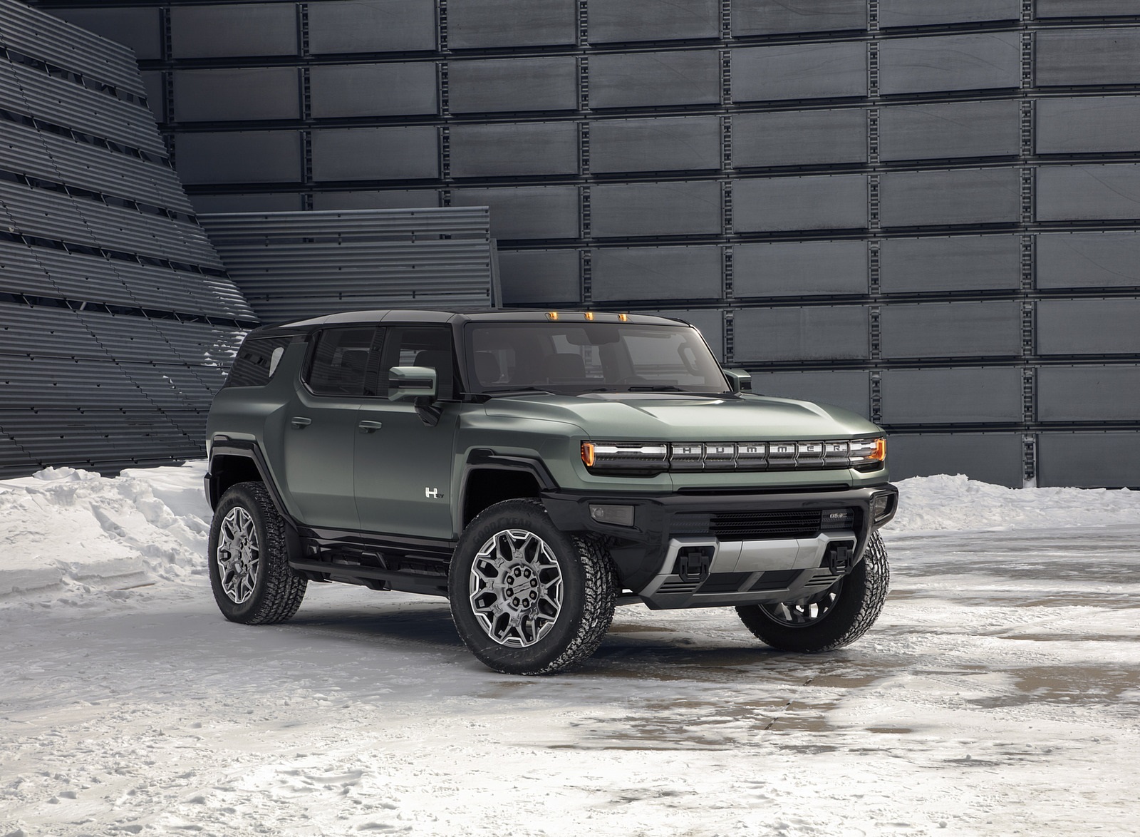 2024 GMC HUMMER EV SUV Front Three-Quarter Wallpapers (7)