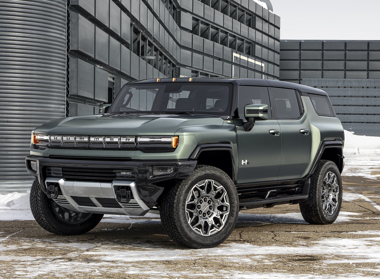 2024 GMC HUMMER EV SUV Front Three-Quarter Wallpapers (1)