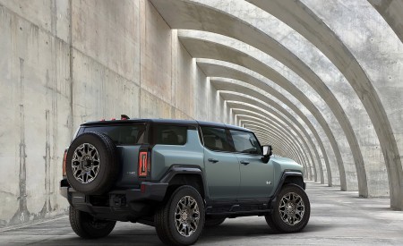 2024 GMC HUMMER EV SUV Rear Three-Quarter Wallpapers  450x275 (11)