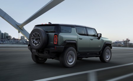 2024 GMC HUMMER EV SUV Rear Three-Quarter Wallpapers 450x275 (17)