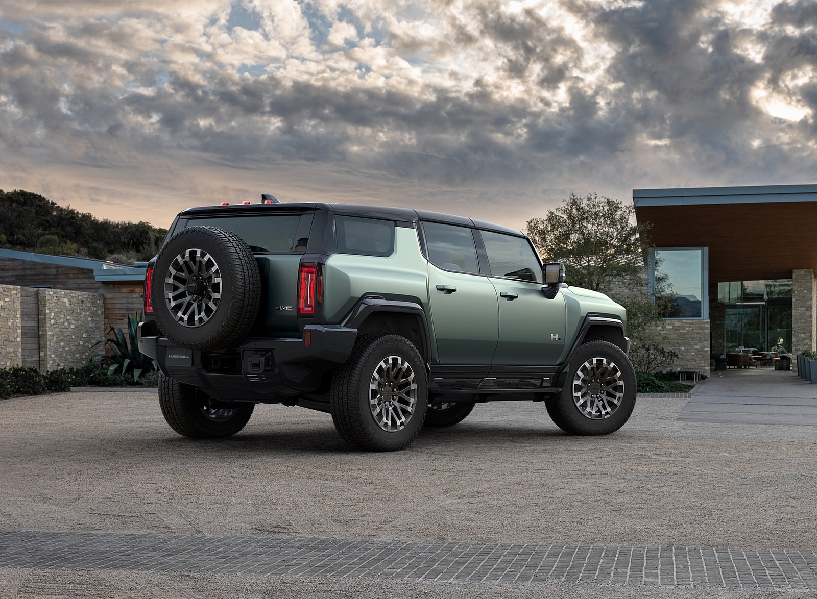 2024 GMC HUMMER EV SUV Rear Three-Quarter Wallpapers (9)