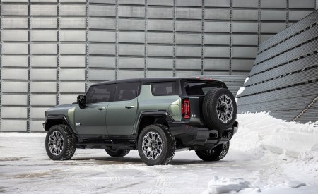 2024 GMC HUMMER EV SUV Rear Three-Quarter Wallpapers 450x275 (6)