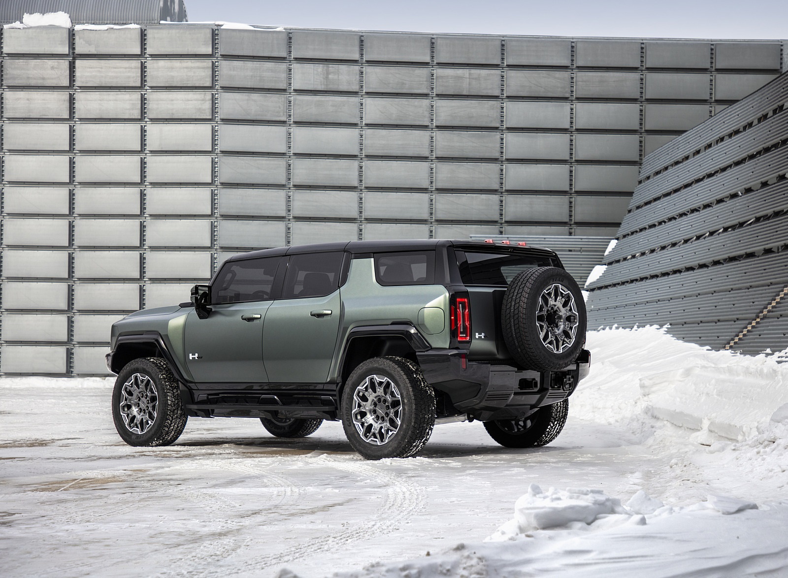 2024 GMC HUMMER EV SUV Rear Three-Quarter Wallpapers (6)