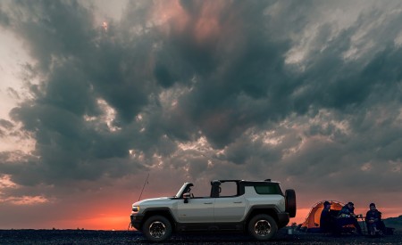 2024 GMC HUMMER EV SUV Side Wallpapers 450x275 (21)