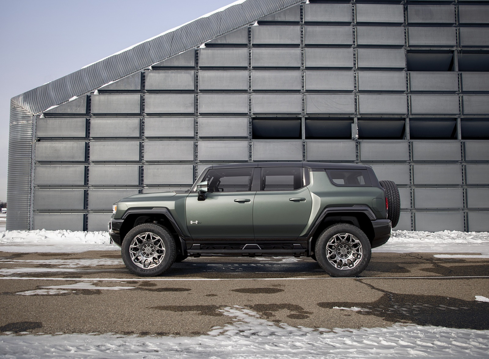 2024 GMC HUMMER EV SUV Side Wallpapers (10)