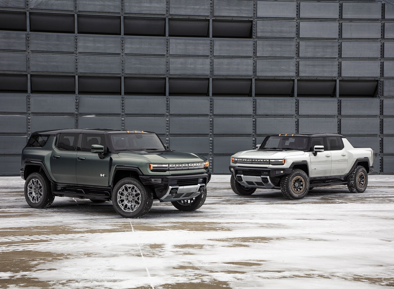 2024 GMC HUMMER EV SUV and 2022 HUMMER EV Front Three-Quarter Wallpapers (2)