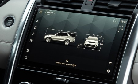 2021 Land Rover Discovery D300 MHEV SE Central Console Wallpapers 450x275 (43)