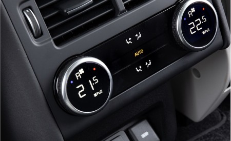 2021 Land Rover Discovery D300 MHEV SE Interior Detail Wallpapers 450x275 (44)