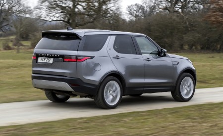 2021 Land Rover Discovery D300 MHEV SE Rear Three-Quarter Wallpapers 450x275 (4)