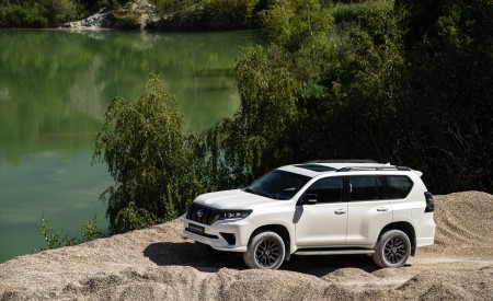 2021 Toyota Land Cruiser Prado Front Three-Quarter Wallpapers 450x275 (55)