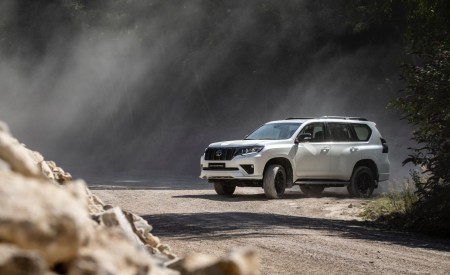 2021 Toyota Land Cruiser Prado Front Three-Quarter Wallpapers 450x275 (45)