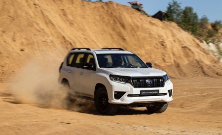 2021 Toyota Land Cruiser Prado Front Three-Quarter Wallpapers 450x275 (36)