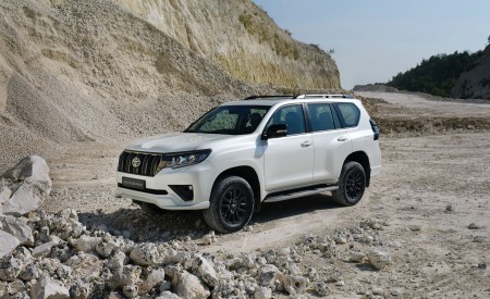 2021 Toyota Land Cruiser Prado Front Three-Quarter Wallpapers 450x275 (8)